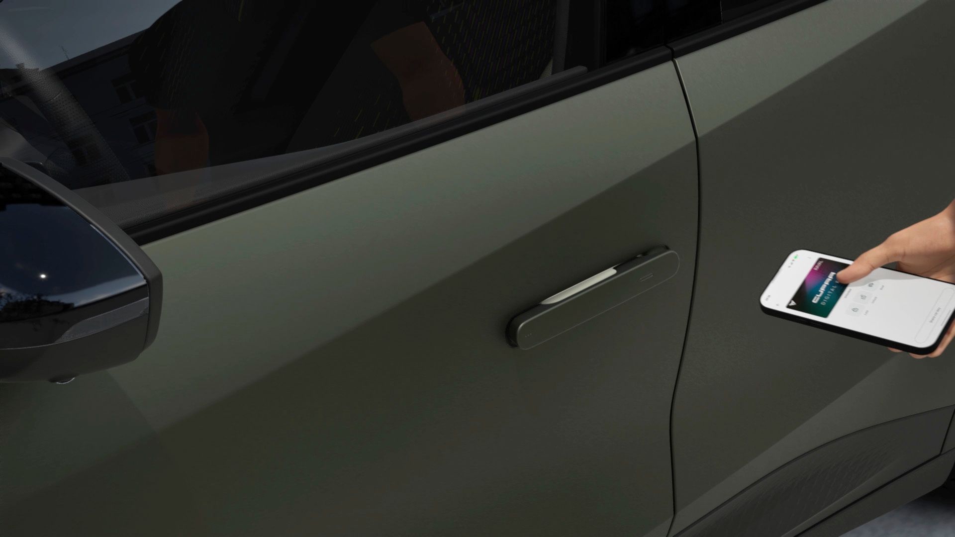 Nahaufnahme des CUPRA Raval VZ in Mangan-Grün, mit Fokus auf die Digital Key-Funktion, gesteuert über das Smartphone.