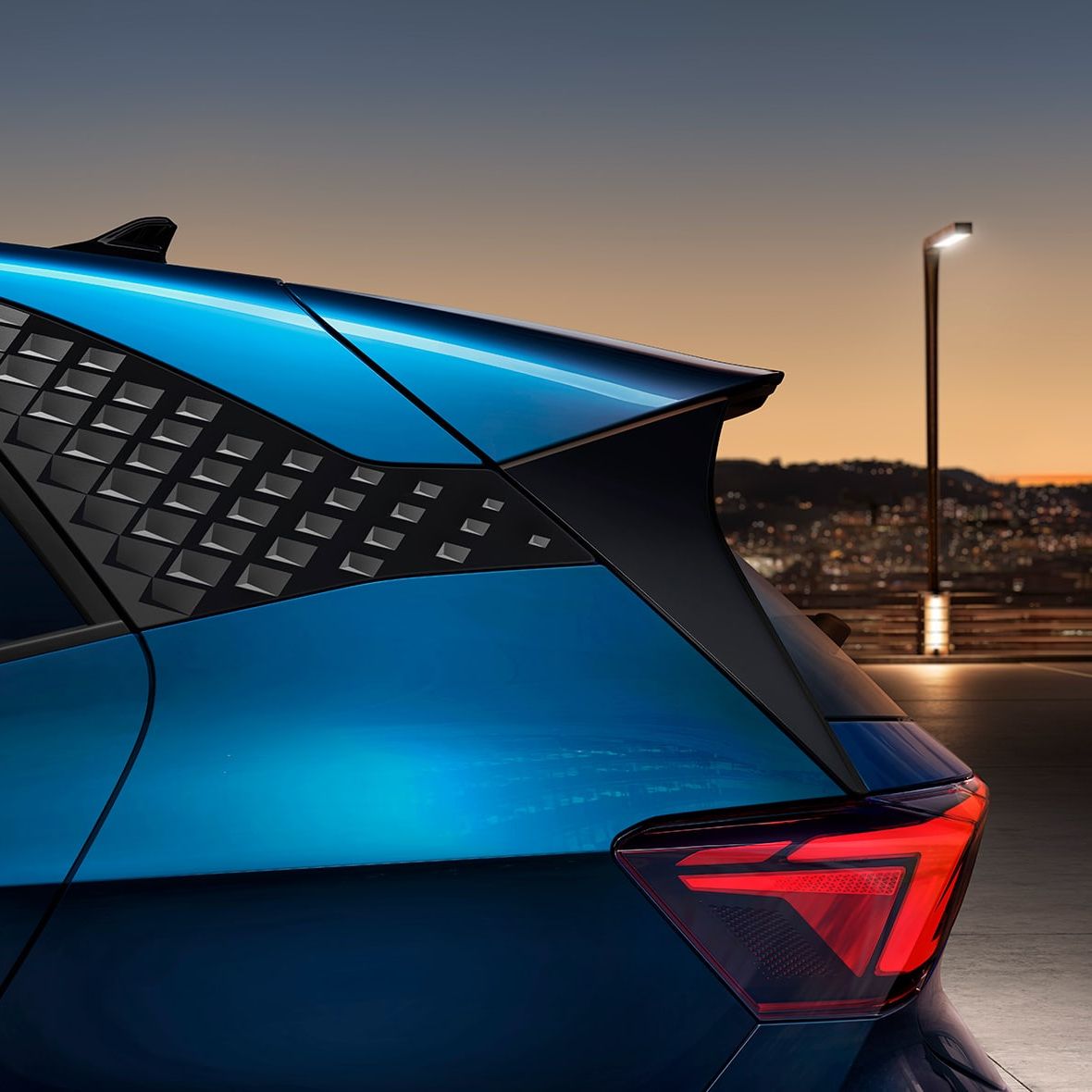 CUPRA Born Lava-blau mit C-Säulen-Formteilen