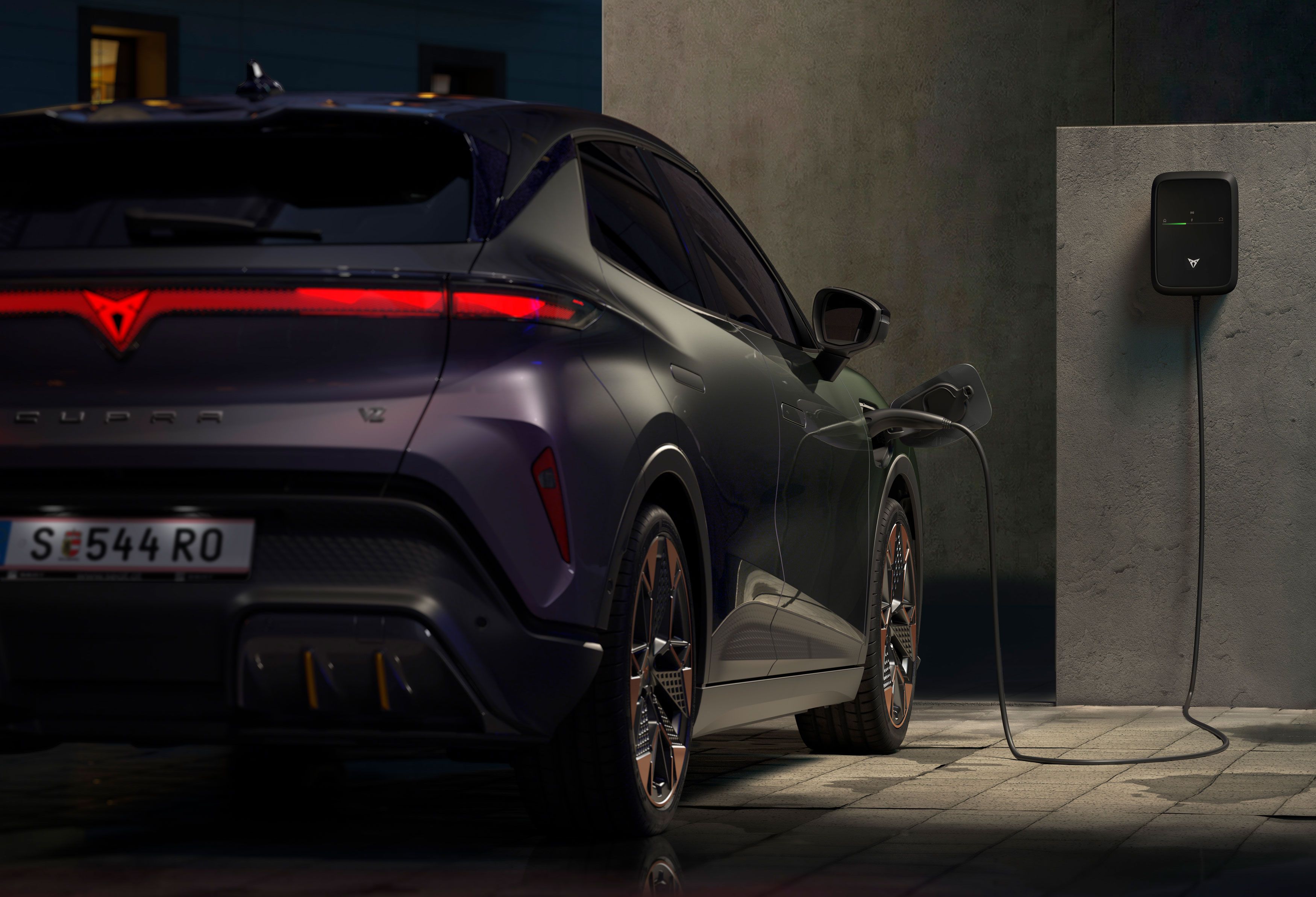 Heckansicht des CUPRA Raval VZ beim Laden zu Hause.