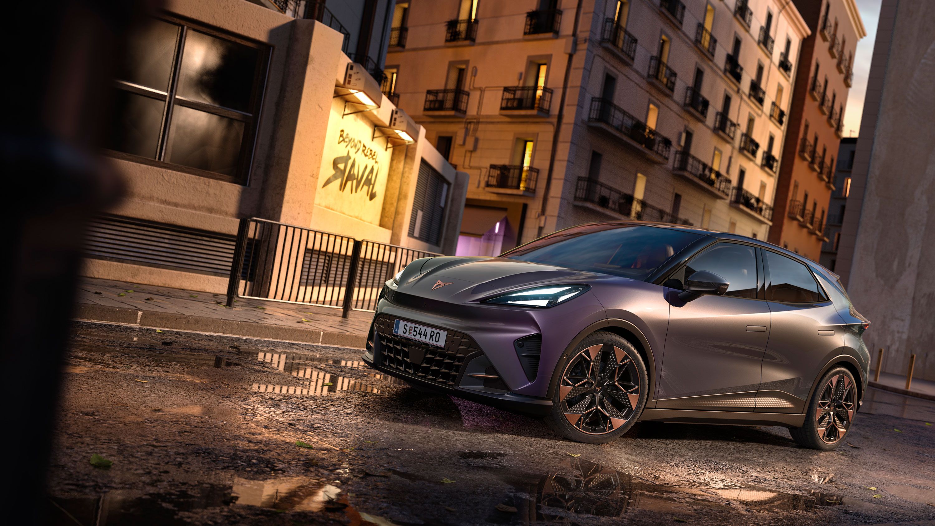 CUPRA Raval VZ in Plasma steht auf einer Straße in urbaner Umgebung