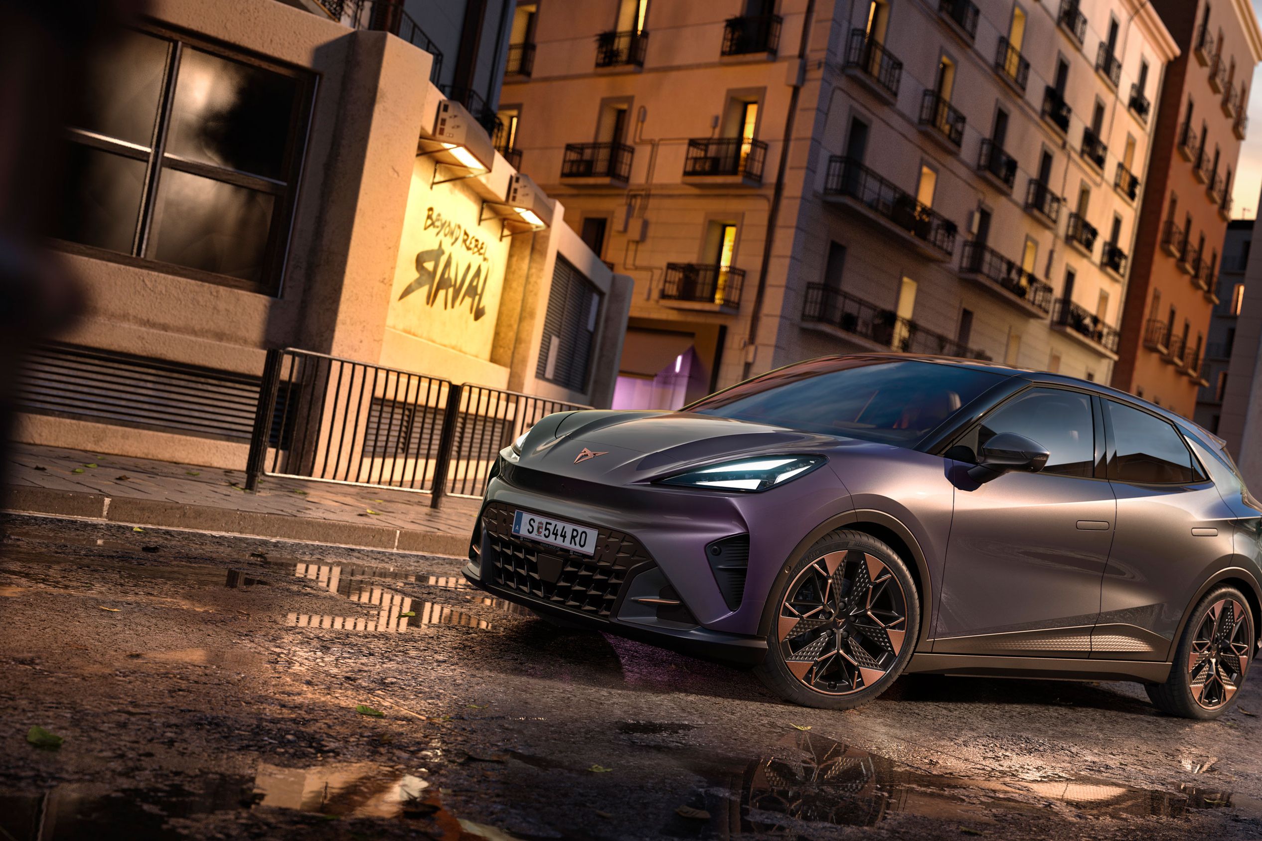 CUPRA Raval VZ in Plasma steht auf einer Straße in urbaner Umgebung