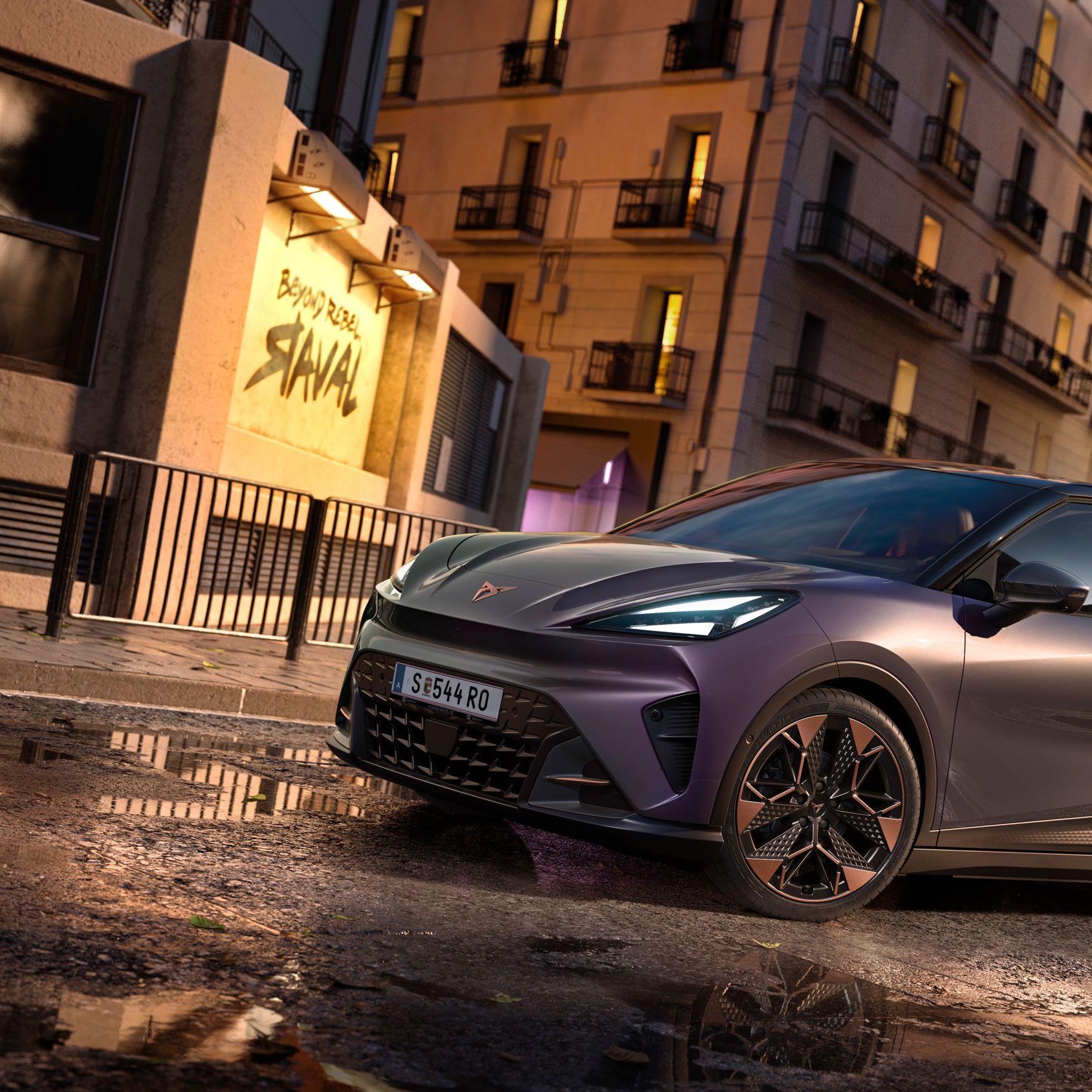 CUPRA Raval VZ in Plasma steht auf einer Straße in urbaner Umgebung