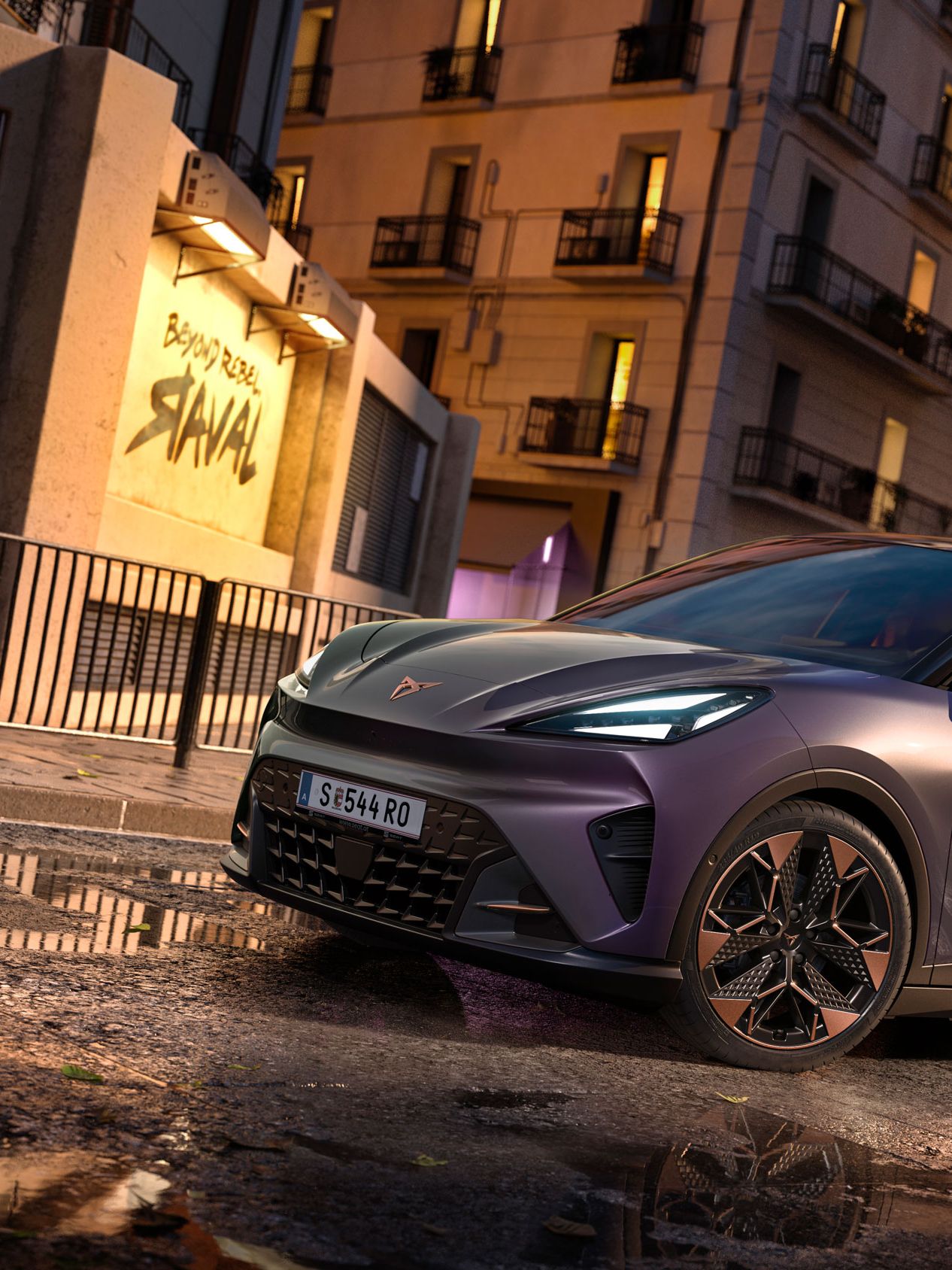 CUPRA Raval VZ in Plasma steht auf einer Straße in urbaner Umgebung