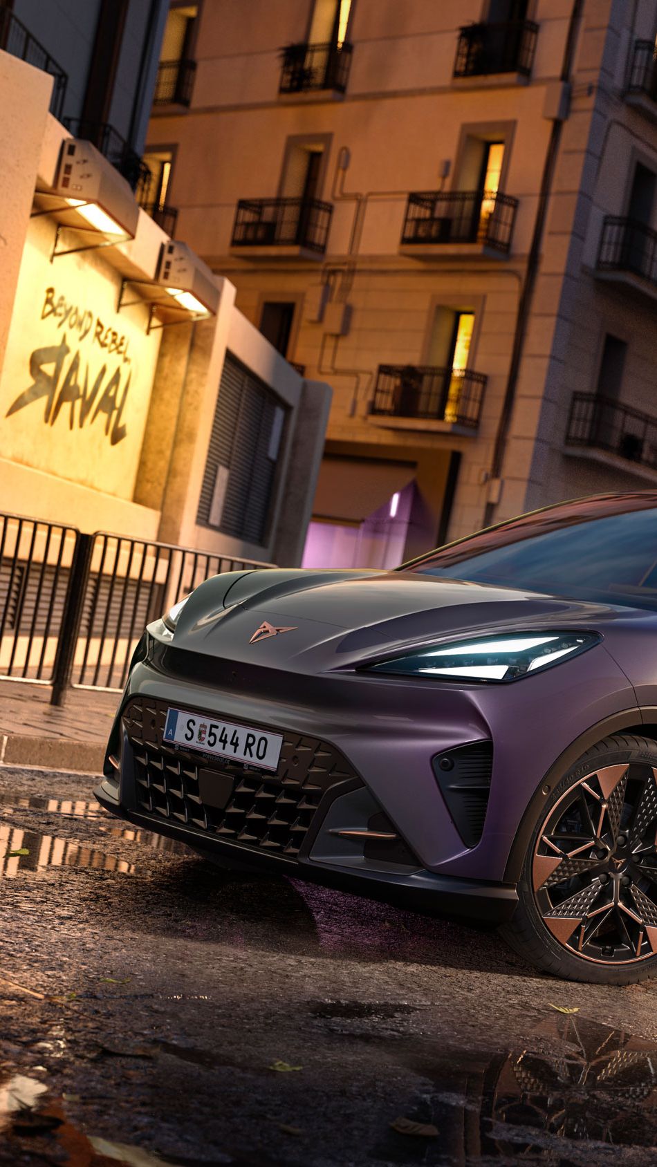 CUPRA Raval VZ in Plasma steht auf einer Straße in urbaner Umgebung