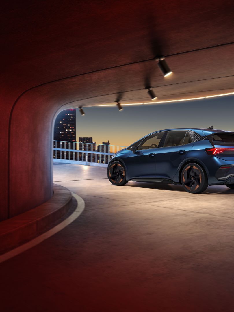CUPRA Born Lava-blau auf einem Parkplatz