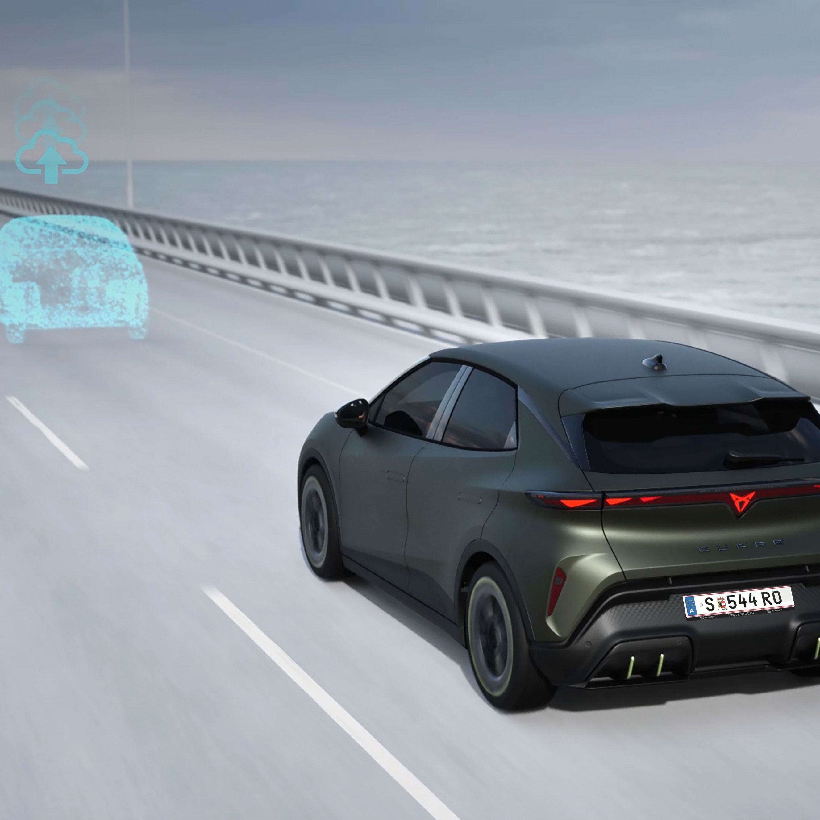 CUPRA Raval VZ in Mangan-Grün unterwegs. Das Fahrzeug integriert Funktionen für teilautonomes Fahren, wie Travel Assist 3.0, Predictive ACC und Front Traffic Alert.