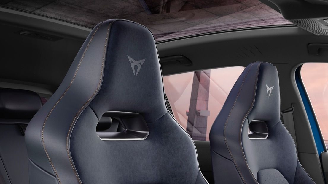 CUPRA Born Sportsitze mit dynamischer blauer Polsterung